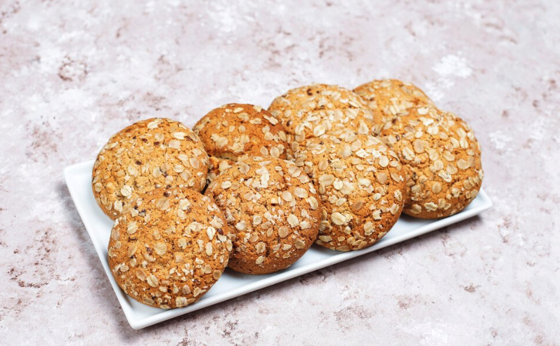 Biscoitos de aveia crocantes servidos em um prato branco.