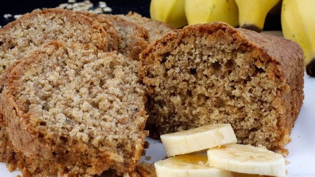 Fatia de bolo de banana com aveia, servido com fatias de banana fresca.