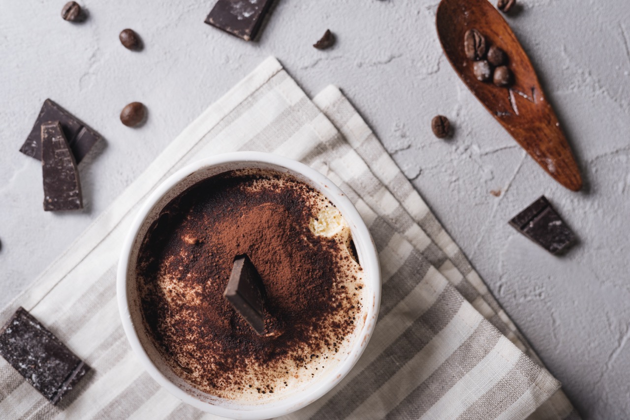 Bolo de caneca de chocolate com pedaços de chocolate ao redor