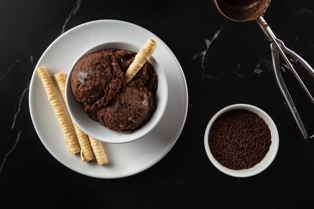 Bolo de caneca de chocolate acompanhado de biscoitos