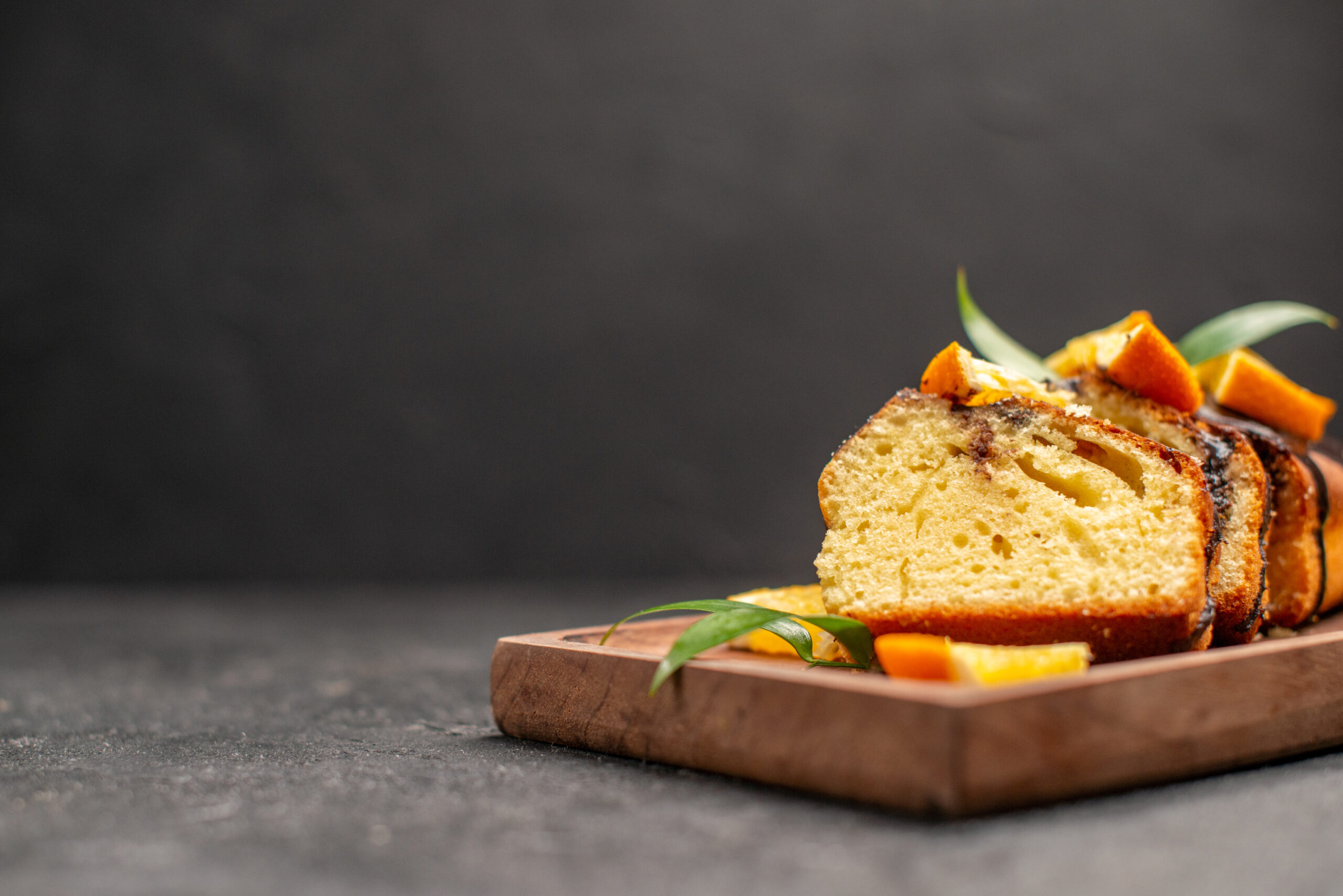 Bolo de cenoura com whey protein fitness servido em fatias, sobre uma tábua de madeira