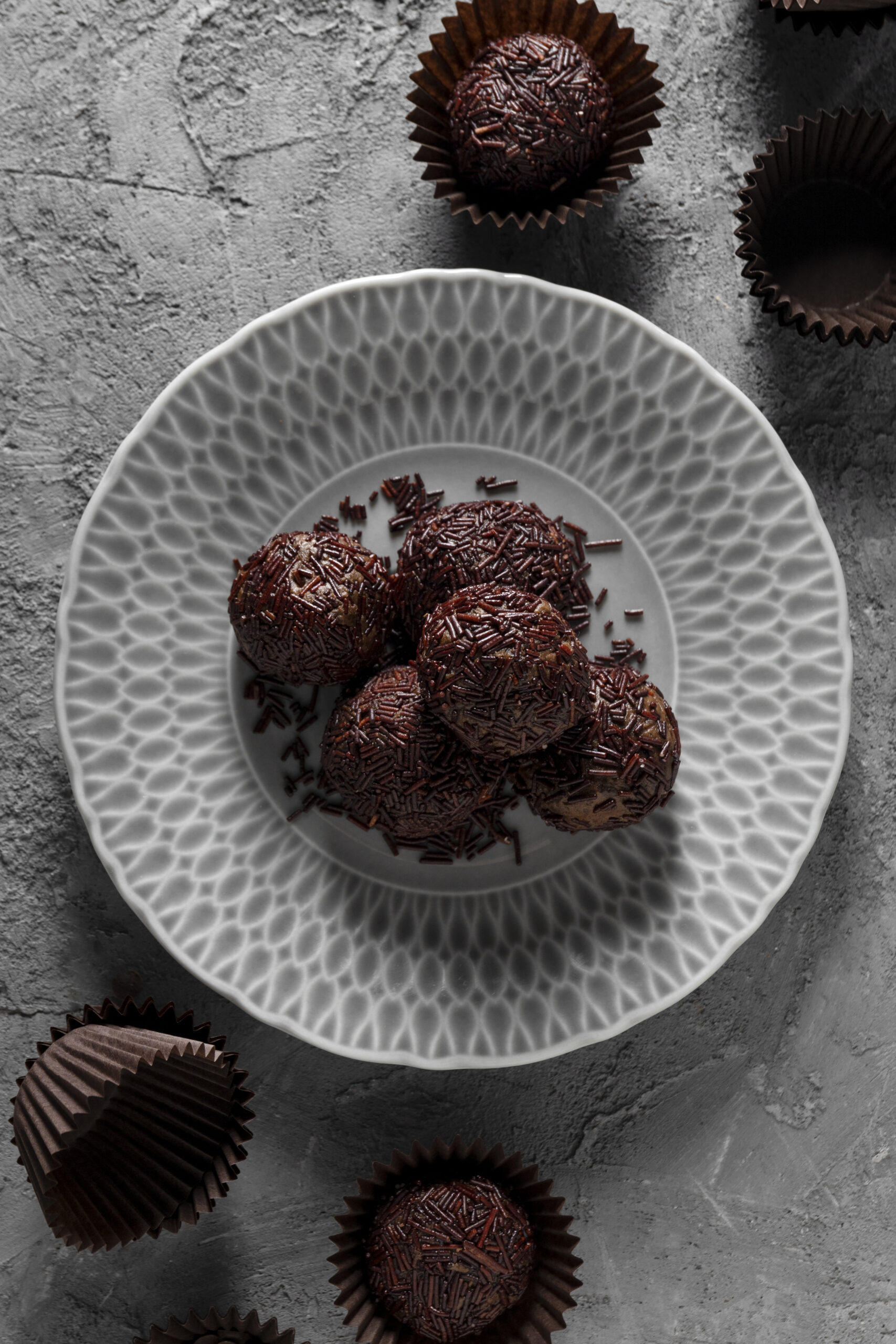 Brigadeiros sem açúcar em prato decorado para sobremesa saudável e ideal para diabéticos.