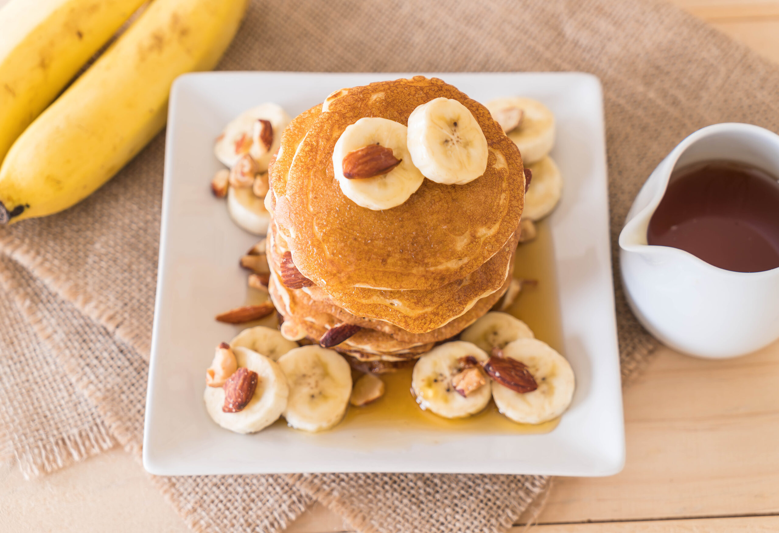 Panqueca de aveia e banana fitness com rodelas de banana e amêndoas