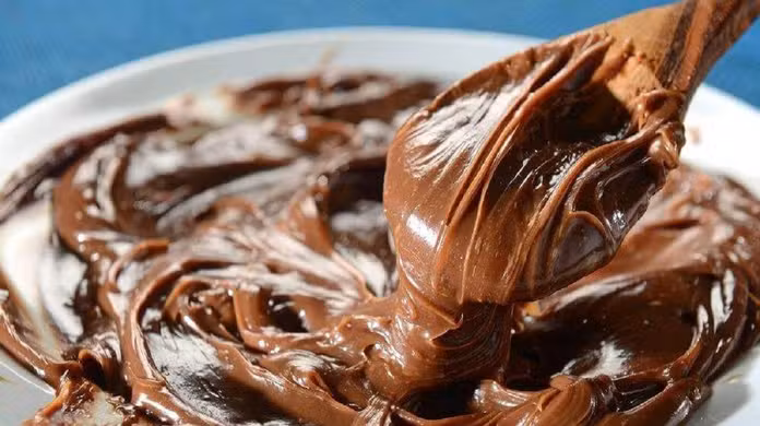 Brigadeiro de colher cremoso servido em copos individuais.