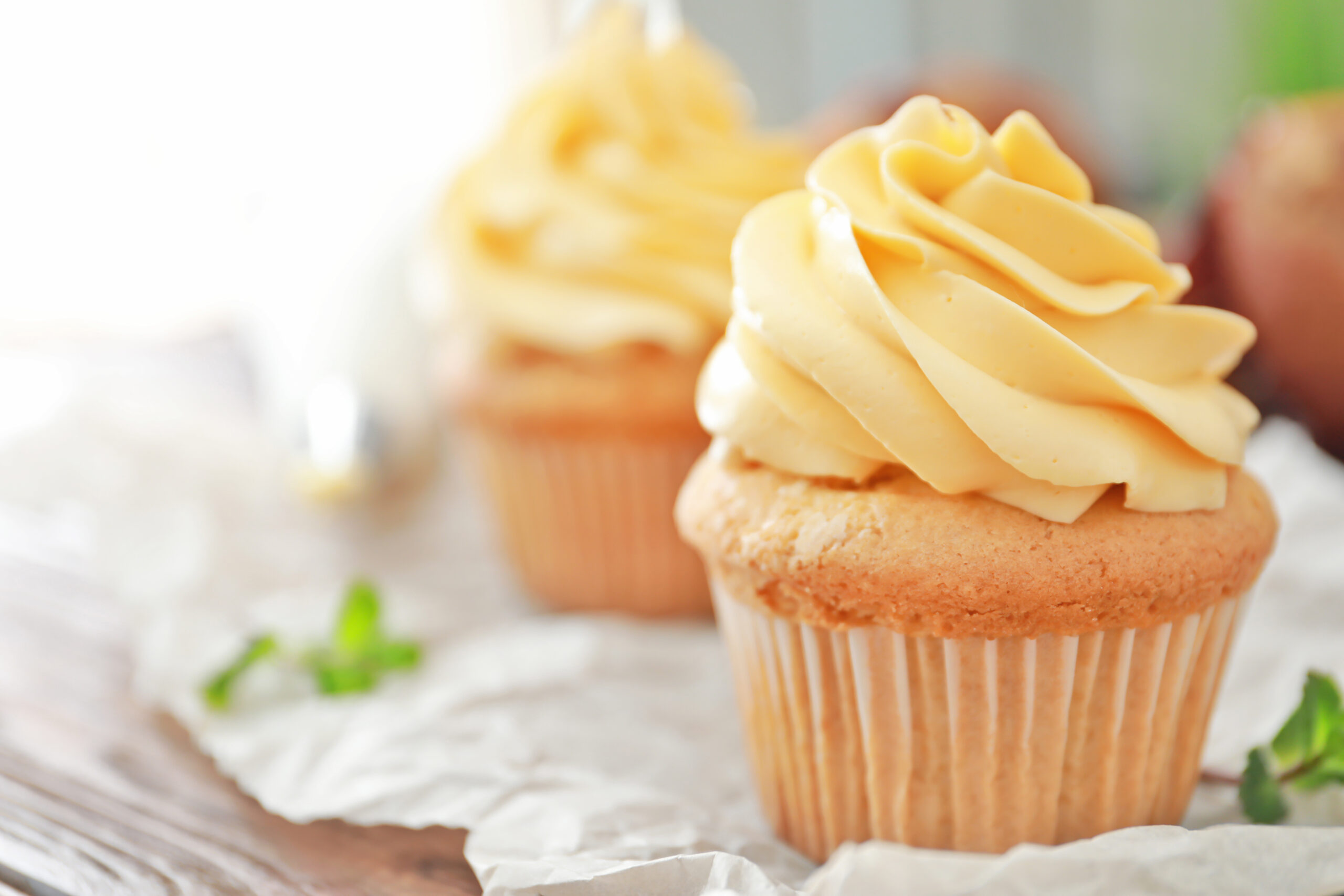 Cupcake de baunilha sem açúcar decorado com cobertura cremosa, ideal para diabéticos.
