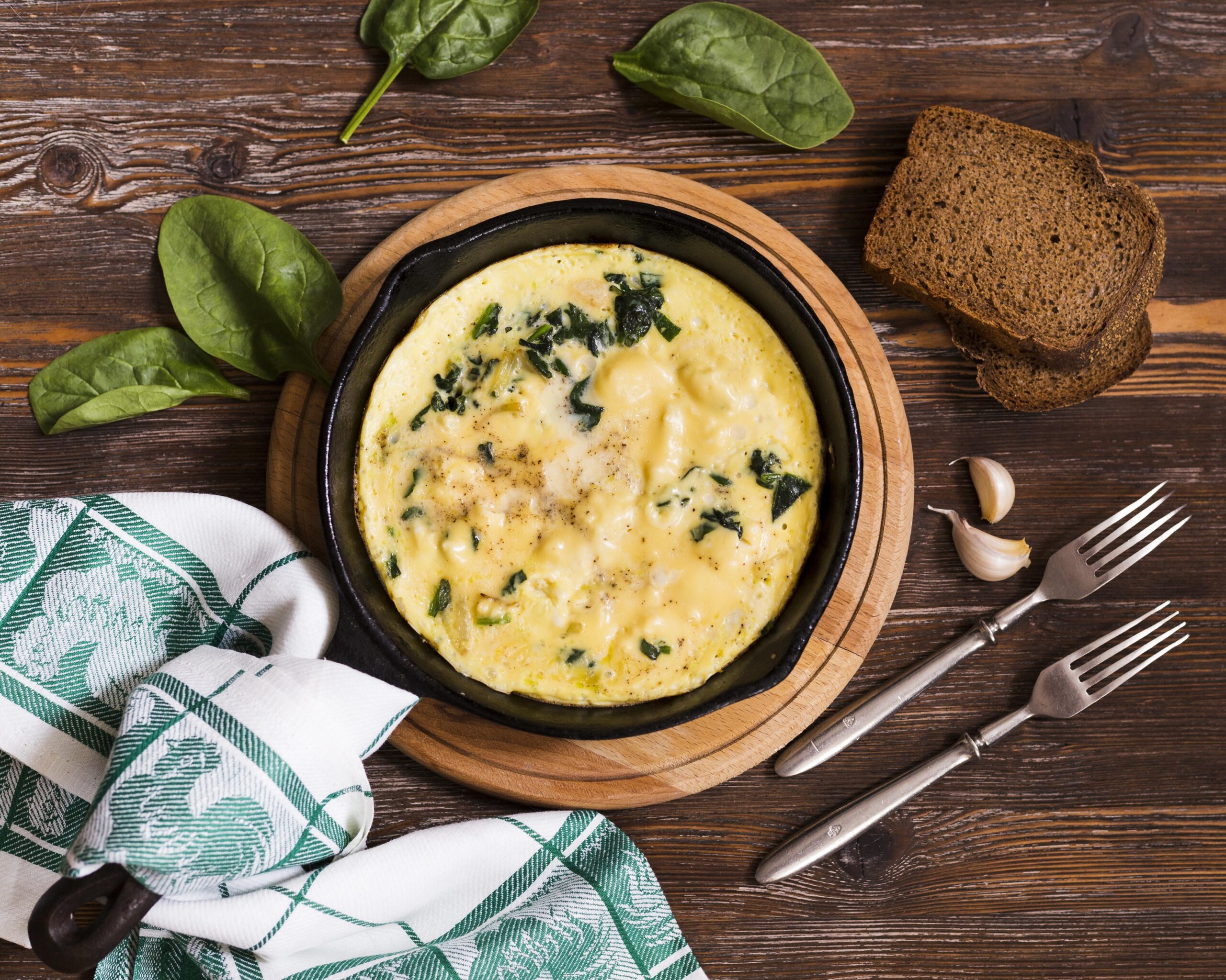 Omelete de espinafre com queijo cottage em frigideira