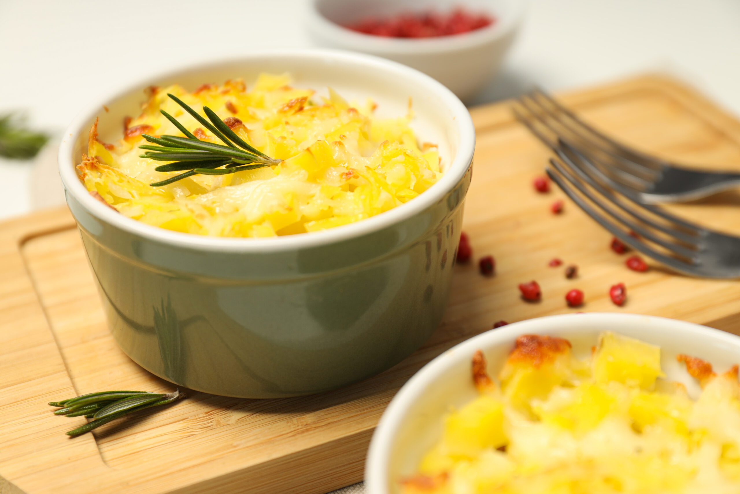 Polenta cremosa de microondas em uma tigela decorada com alecrim.