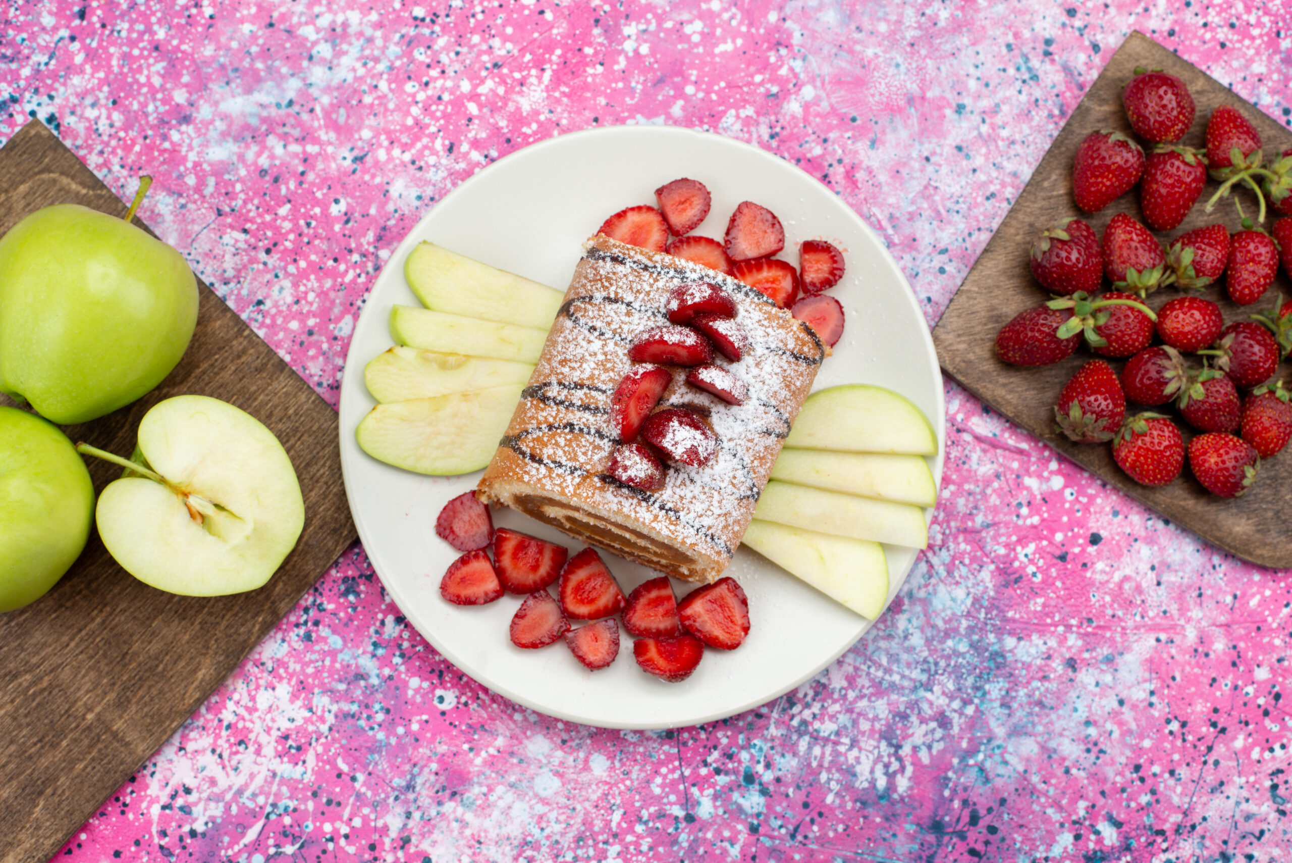Crepe proteico com whey e recheio de morango acompanhado de fatias de maçã verde e morangos frescos.