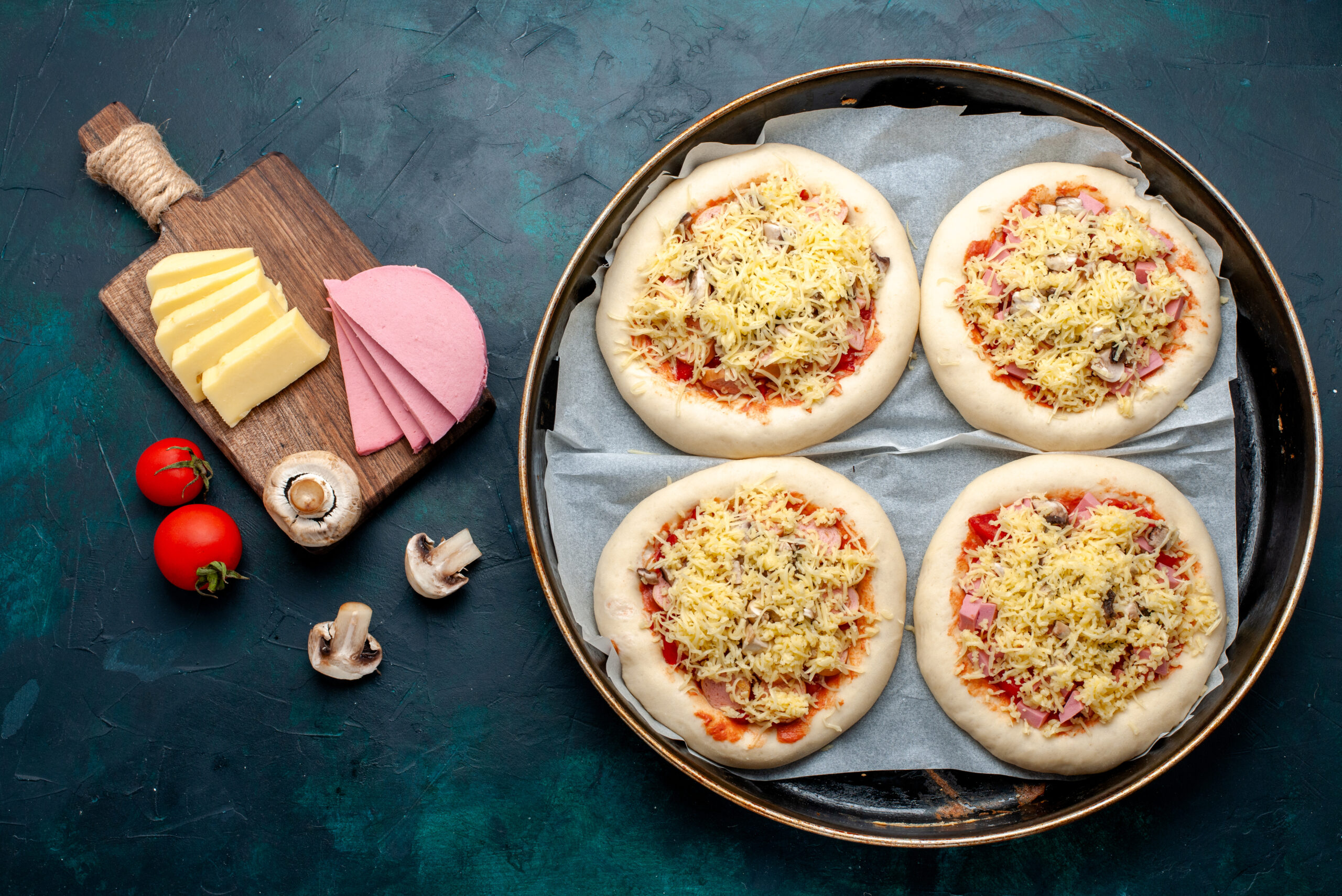 Pizzas individuais com massa de tortilla prontas para o micro-ondas, recheadas com queijo, presunto, cogumelos e molho de tomate.