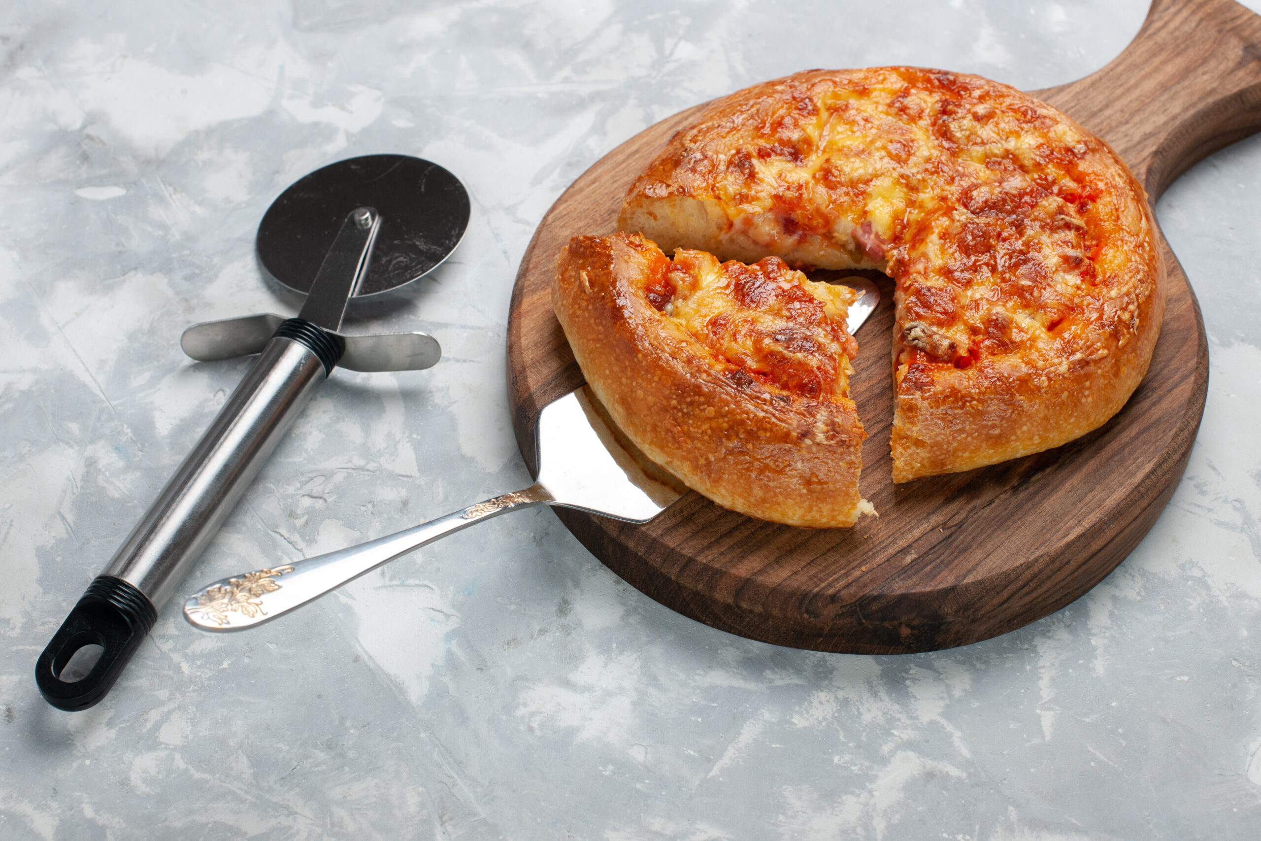 Pizza rápida com massa de pão de forma na air fryer, servida em uma tábua de madeira.